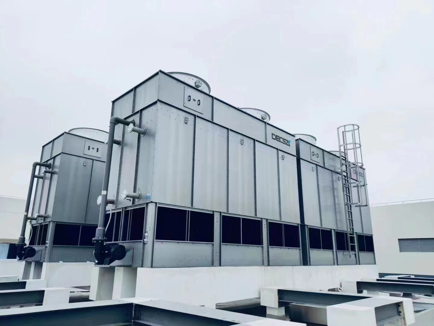 選擇閉式冷卻塔的技術和要求？(新密工業閉式冷卻塔安裝價格)